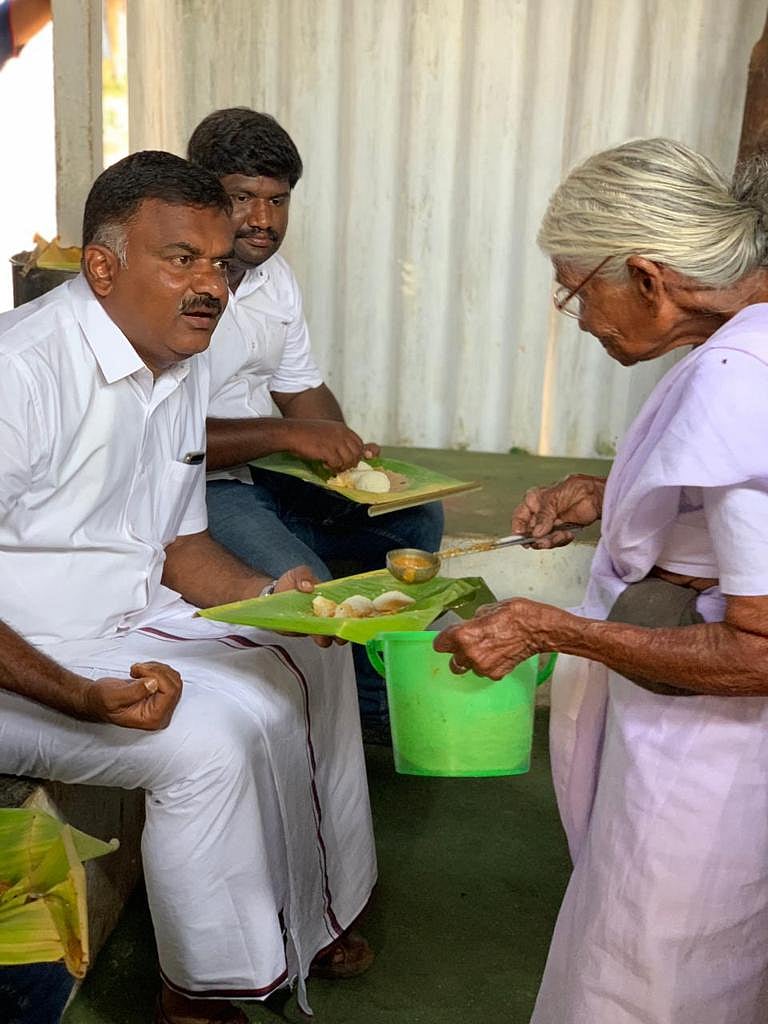 கமலாத்தாள் கடையில் உணவுண்ட தி.மு.க வேட்பாளர்