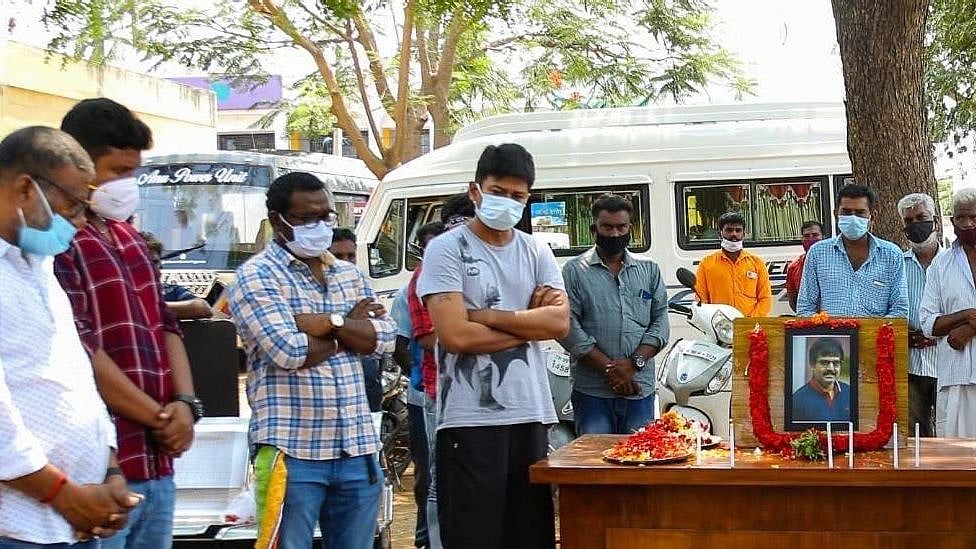 தொடங்கியது ஆர்டிகள் 15 தமிழ் ரீமேக்: நடிகர் விவேக்கிற்கு உதயநிதி உட்பட படக்குழுவினர் அஞ்சலி!