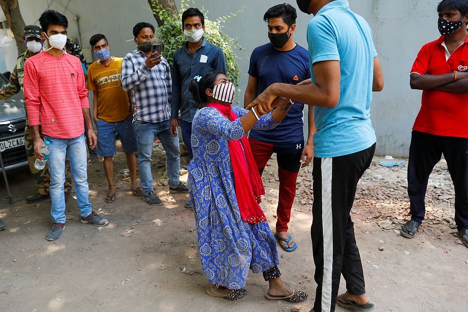 "அம்மாவை காப்பாத்தணும்; ஆக்சிஜன் தாங்க” - காலில் விழுந்து கதறிய பெண்... கடைசியில் நேர்ந்த சோகம்!
