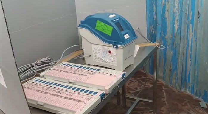 “எந்த சின்னத்தில் வாக்களித்தாலும் இரட்டை இலை - தாமரைக்கு வாக்குகள் பதிவு?” : வாக்காளர்கள் குற்றச்சாட்டு !