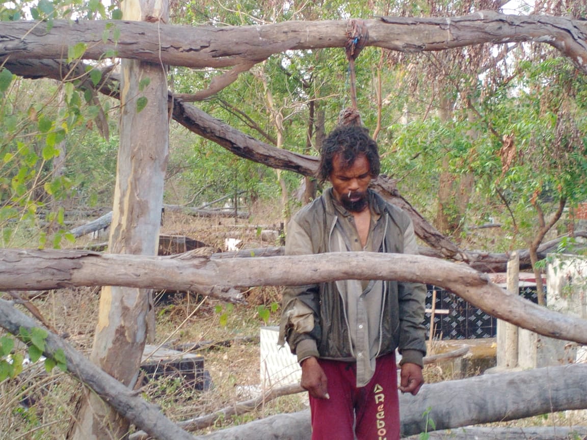 சுடுகாடு அருகே மரத்தில் தூக்கிட்ட நிலையில் தொங்கிய மர்ம நபர்... தாம்பரம் அருகில் பரபரப்பு!