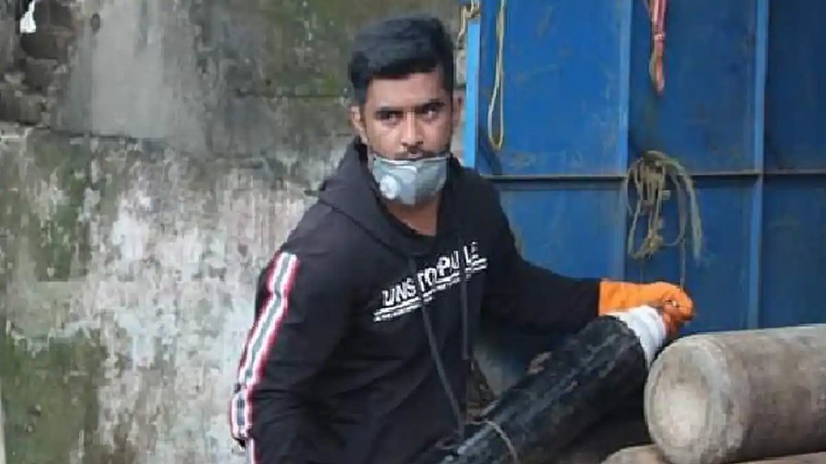 கைவிட்ட மோடி அரசு... காரை விற்று கொரோனா நோயாளிகளுக்கு ஆக்சிஜன் சிலிண்டர் வழங்கி வரும் இளைஞர்! #Viral