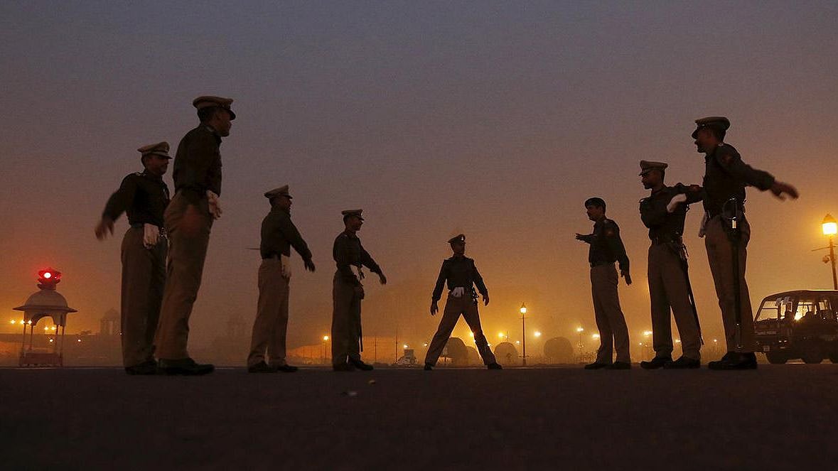 மதுரையில் கொரோனா தடுப்பு பணியில் ஈடுபடும் போலிஸாருக்கு, நுரையீரலை பாதுகாக்க மூச்சுப்பயிற்சிகள்!