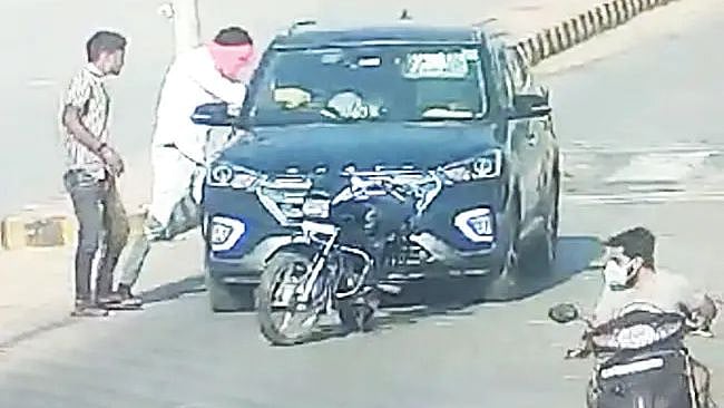 “நடுரோட்டில் காரை வழிமறித்து மருத்துவ தம்பதி சுட்டுக்கொலை” : மனதைப் பதறவைக்கும் CCTV காட்சி !