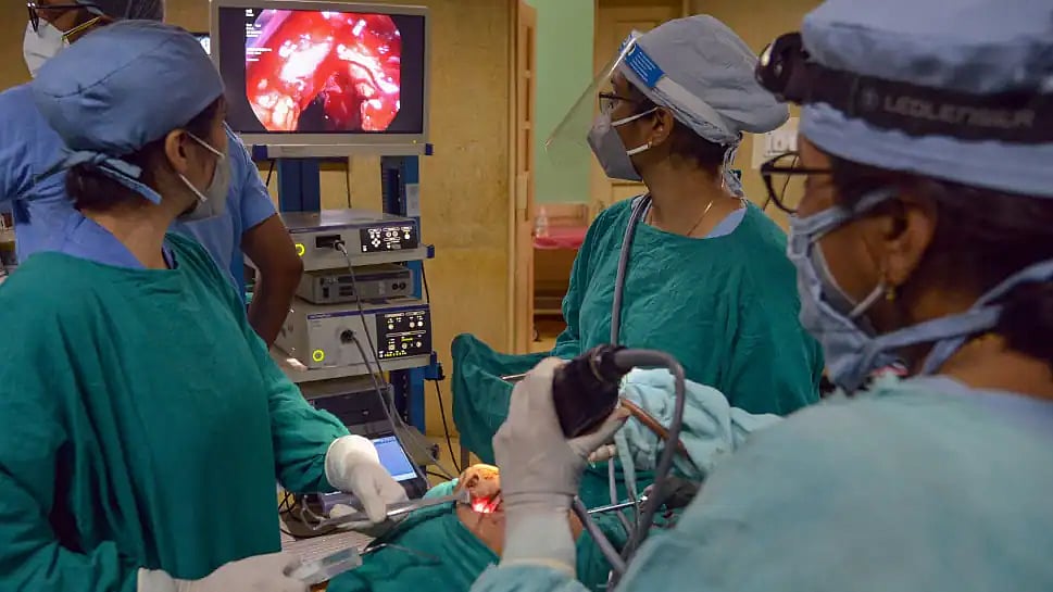 இந்தியாவில் மஞ்சள் பூஞ்சை தொற்று.. கருப்பு, வெள்ளை பூஞ்சைகளை விட ஆபத்தானதா? - கொரோனாவை பின்தொடரும் கோரம்!