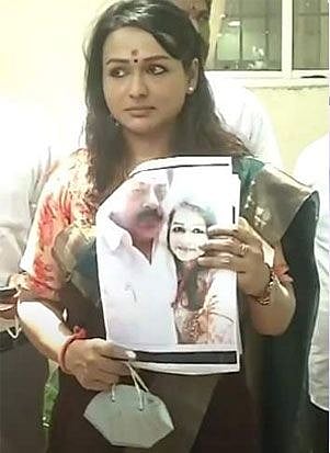 “பாலியல் வன்புணர்வு குற்றச்சாட்டுக்கு ஆளான முன்னாள் அமைச்சர் மணிகண்டன் தலைமறைவா?”: போலிஸ் தீவிர விசாரனை!