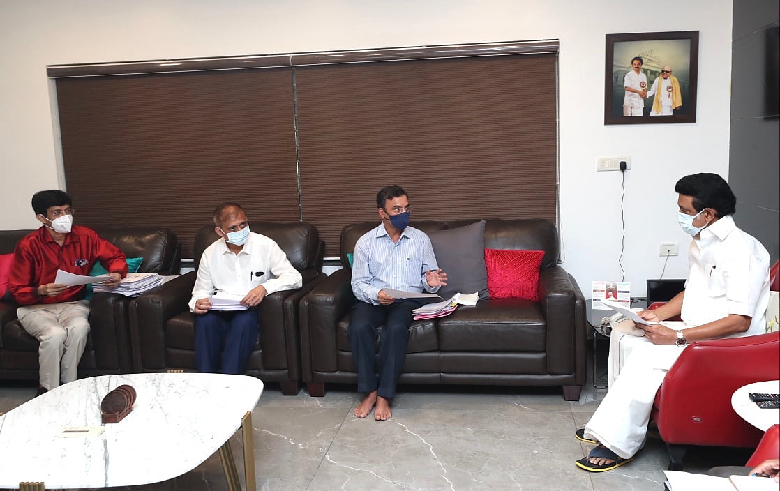 பதவியேற்பதற்கு முன்பே கொரோனாவை ஒழிக்க களத்தில் இறங்கிய மு.க.ஸ்டாலின்... உயரதிகாரிகளுடன் அவசர ஆலோசனை!