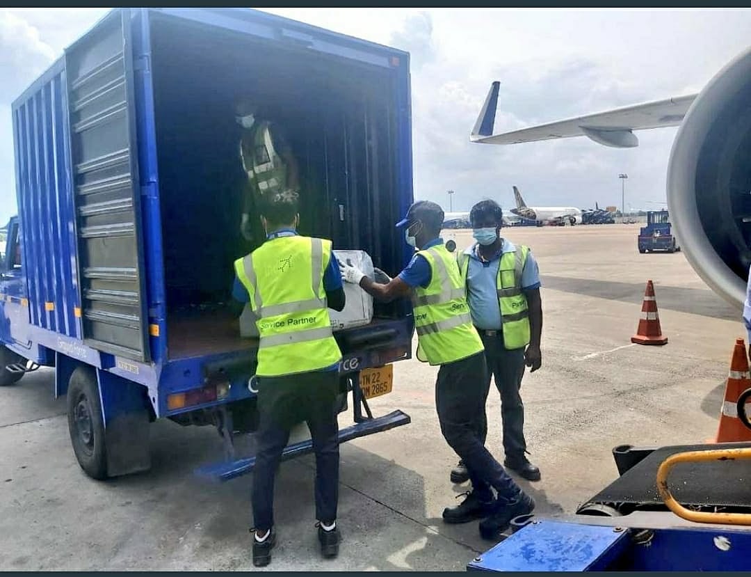 மக்களுக்கு தடுப்பூசி போடும் பணி தீவிரம் : கூடுதலாக 2 லட்சம் டோஸ் தடுப்பூசிகளை இறக்குமதி செய்த தமிழக அரசு!