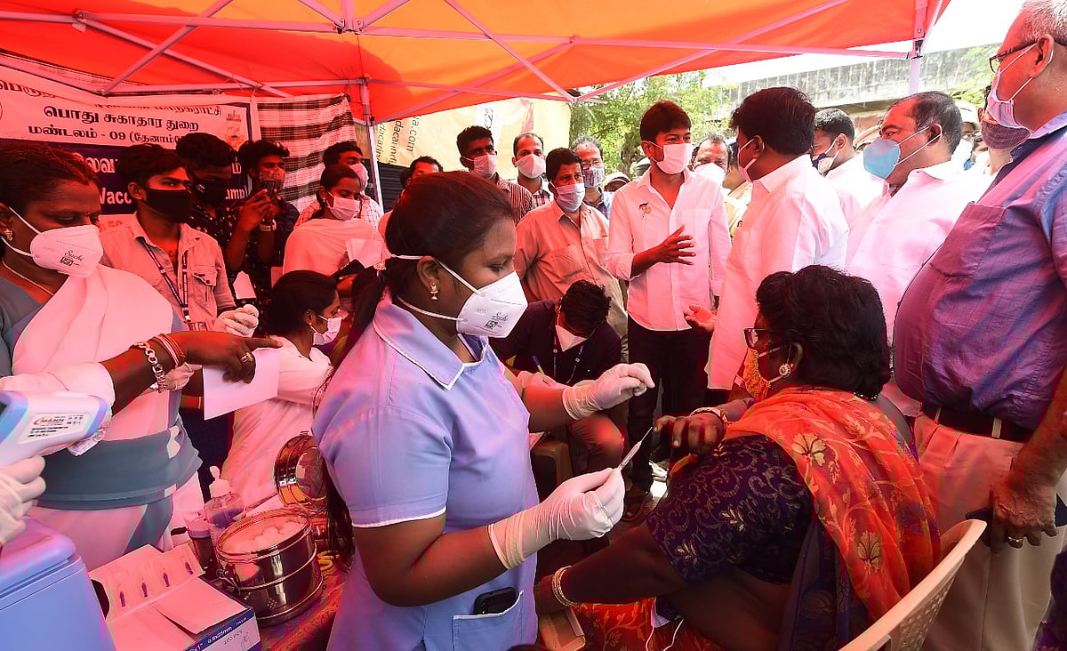 தடுப்பூசி முகாம் திறப்பு.. தொகுதி மக்களுக்கு நிவாரணம்.. களத்தில் இறங்கி ஆய்வு: உதயநிதி ஸ்டாலின் அசத்தல்!