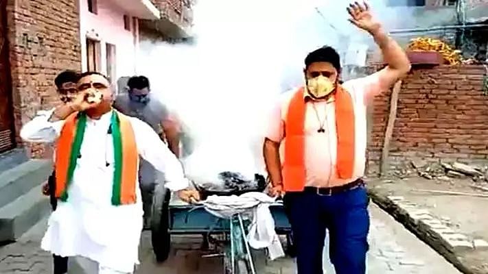 கோமியம் போதாதாம்... புகைபோட்டு சங்கு ஊத வேண்டுமாம்; கொரோனாவை ஒழிக்க புதிய வழி கண்டுபிடித்த மீரட் பா.ஜ.க!