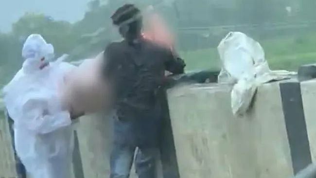 “கொரோனாவால் உயிரிழந்தவரின் உடலை ஆற்றில் வீசிய உறவினர்கள்”: பா.ஜ.க ஆட்சி செய்யும் உ.பி-யில் தொடரும் அவலம்!