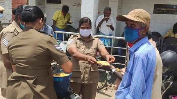 “உணவின்றி தவிக்கும் தெருவோர வாசிகளுக்கு சொந்த செலவில் உணவு வழங்கிய பெண் காவலர்” : குவியும் பாராட்டு!