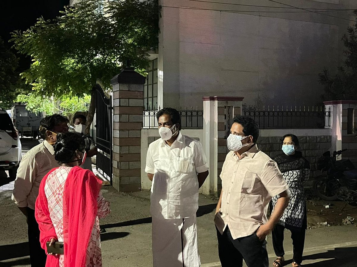 ஆக்சிஜன் லாரிக்காக இரவு 1 மணி வரை காத்திருந்து பணியாற்றி அமைச்சர் மற்றும் எம்.பி.. மதுரை மக்கள் பாராட்டு!