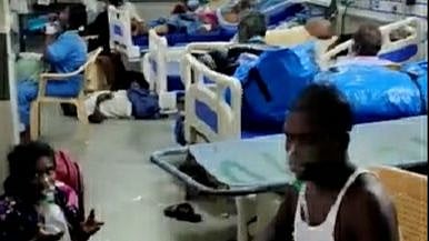 கொரோனாவில் இறந்தவரின் சடலங்களுக்கு மத்தியில் நோயாளிகளுக்கு சிகிச்சை : புதுச்சேரியில் அரங்கேறும் அவலம்!