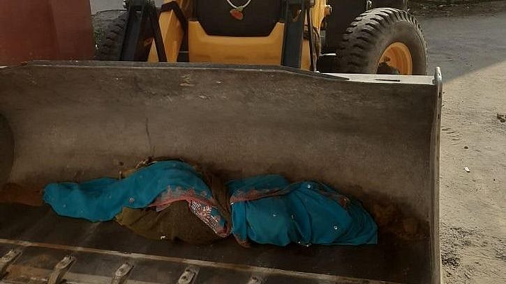 மருத்துவமனைக்கு ஜே.சி.பியில் தூக்கிச்சென்ற அவலம் - கொரோனா அச்சத்தால் கர்நாடகாவில் நடந்த கொடுமை!