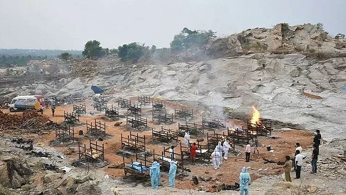 கொரோனாவின் பிடியில் பெங்களூரு: 24 மணி நேரமும் எரியும் சடலங்கள்... தகன மேடைகளான கிரானைட் குவாரிகள்!