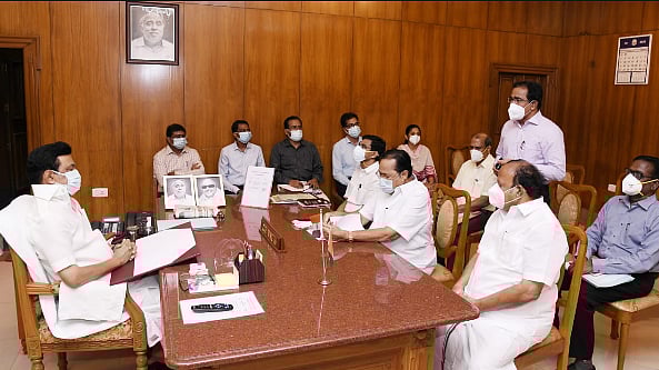 “மக்களுக்கு அத்தியாவசியப் பொருட்களை தடையின்றி விநியோகம் செய்ய வேண்டும்” : முதல்வர் மு.க.ஸ்டாலின் உத்தரவு!