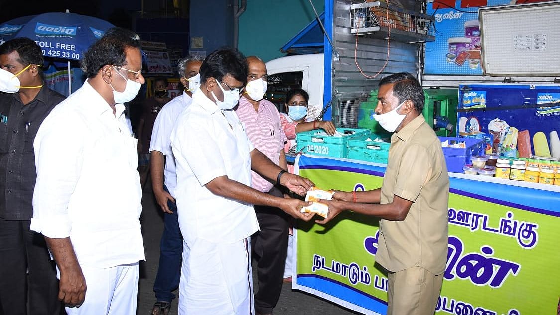 “முழு ஊரடங்கைப் பயன்படுத்தி அதிக விலைக்குப் பால் விற்றால் உரிமம் ரத்து”: அமைச்சர் சா.மு.நாசர் எச்சரிக்கை!