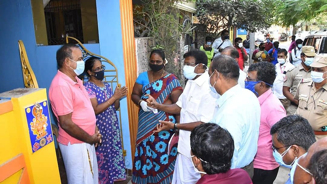 தொற்று பரவலை தடுக்க வீடு வீடாகச் சென்று கணக்கெடுப்பு: களப்பணியில் அமைச்சர் நாசர்.. தொகுதிமக்கள் பாராட்டு!