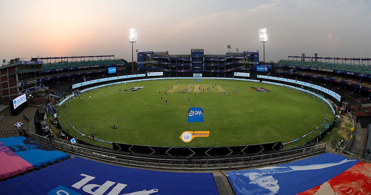 BCCI-ன் வியாபார போதையால் கொரோனா தொற்றுக்கு ஆளான  வீரர்கள்; சொந்த ஊருக்கு பறந்த IPL வீரர்கள்!