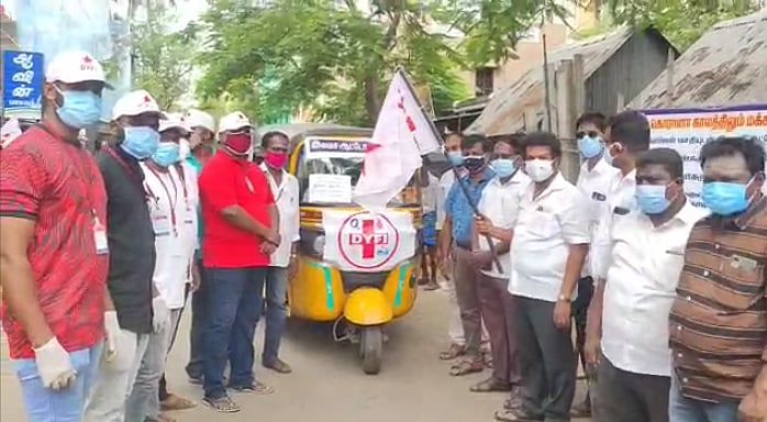 “ஆக்சிஜன் வசதியுடன் இலவச ஆட்டோ ஆம்புலன்ஸ் சேவை தொடங்கிய DYFI அமைப்பினர்” : குவியும் பாராட்டு!