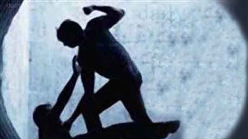 போலிஸாரை தாக்கிய வாலிபருக்குத் தர்ம அடி.. மடக்கிப்பிடித்து போலிஸிடம் ஒப்படைத்த பொதுமக்கள் !