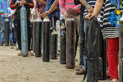 ஒரு மணிநேரம் ஆக்சிஜன் தாமதமானதால் 8 கொரோனா நோயாளிகள் உயிரிழப்பு... டெல்லி மருத்துமனையில் ஏற்பட்ட சோகம்!