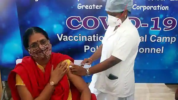 “தடுப்பூசி போடுவதை இயக்கம் ஆக்கி தமிழக அரசு.. நம்பிக்கை அளிக்கும் முதல்வரின் செயல்பாடு” : முரசொலி !