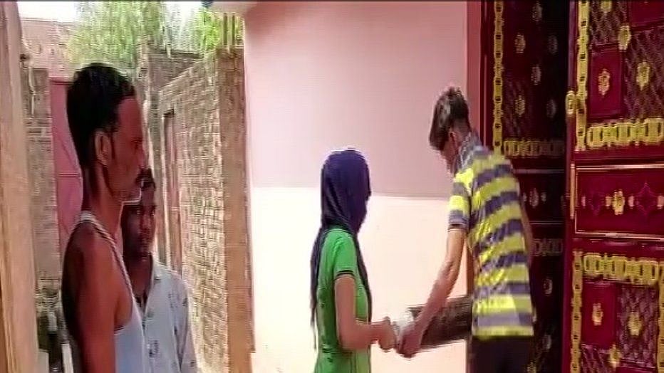 ஆக்சிஜன் இன்றி தவிப்போருக்கு இலவசமாக வழங்கும் 'சிலிண்டர் மகள்'... உ.பி மக்களின் அன்பைப் பெற்ற இளம்பெண்!