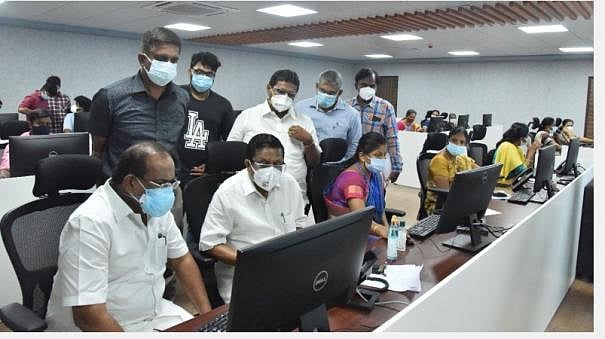 கட்டுப்பாட்டு அறையில் அமர்ந்து மக்களின் குறைகளைக் கேட்ட அமைச்சர்கள்... கோரிக்கைகளுக்கு உடனடி தீர்வு!