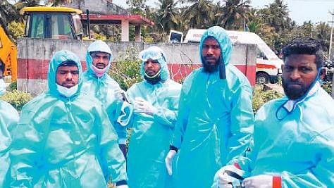 ரம்ஜான் பண்டிகைக்கு செல்லாமல் கொரோனாவால் இறந்தவர் உடலை அடக்கம் செய்த இஸ்லாமியர்கள்.. குவியும் பாராட்டு!