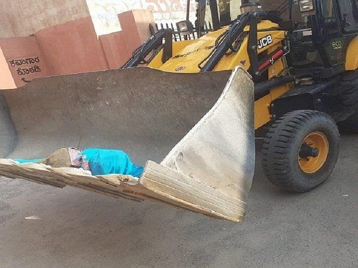 மருத்துவமனைக்கு ஜே.சி.பியில் தூக்கிச்சென்ற அவலம் - கொரோனா அச்சத்தால் கர்நாடகாவில் நடந்த கொடுமை!