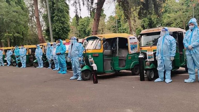ஆக்சிஜன் வசதியுடன் மினி ஆம்புலன்ஸாக மாறிய ஆட்டோ; டெல்லியில் அசத்தும் ஆட்டோ ஓட்டுநர்கள்!