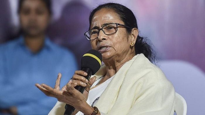 மக்களின் உயிரோடு விளையாட வேண்டாம்.. “தடுப்பூசி வாங்க ஏன் 30 ஆயிரம் கோடி ஒதுக்கக்கூடாது?” : மம்தா கேள்வி!