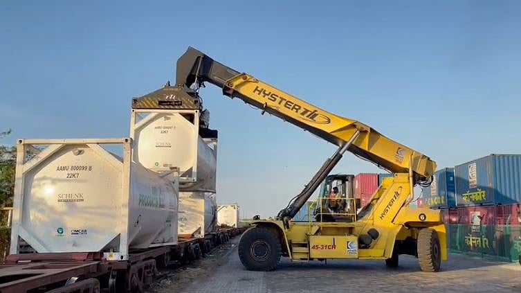 ஆக்சிஜன் பற்றாக்குறையை போக்க தமிழக அரசு தீவிரம்: ஒடிசாவில் இருந்து 80 மெட்ரிக்டன் O2 ரயில் சென்னை வந்தது!