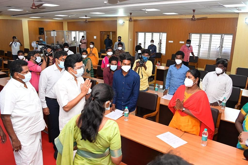 துப்பாக்கிச் சூட்டில் இறந்தவர்களின் வாரிசுகளுக்கு அரசு வேலை: பணி நியமன ஆணையை வழங்கினார் தமிழக முதல்வர்!