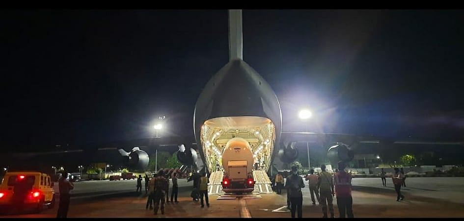 சிங்கப்பூரிலிருந்து ஆக்சிஜன் சிலிண்டர், கண்டெய்னர்கள் இறக்குமதி: கொரோனா தடுப்பு நடவடிக்கையில் தமிழக அரசு!