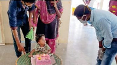 முதல் பிறந்த நாளை கொரோனா முகாமில் கொண்டாடிய குழந்தை; திருவண்ணாமலை அருகே நெகிழ்ச்சி சம்பவம்!