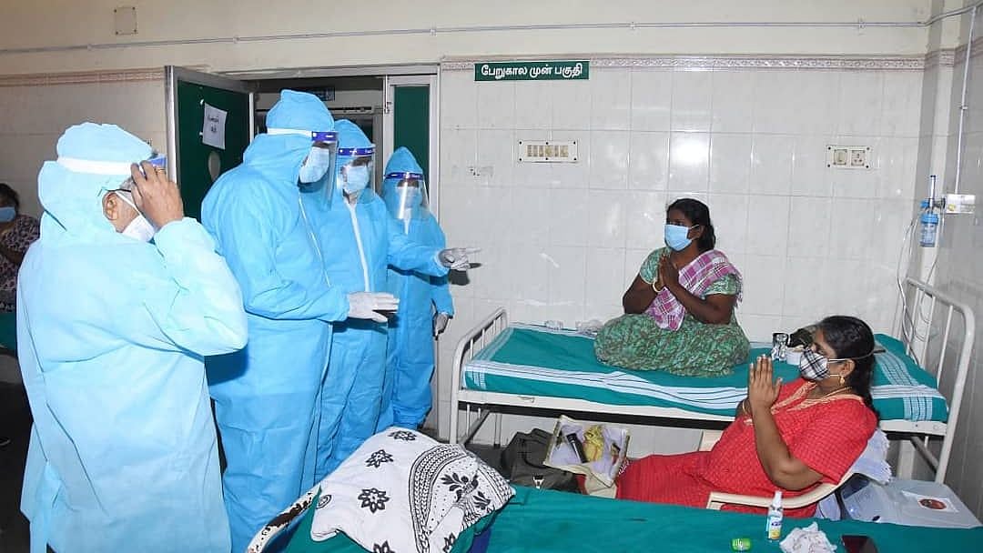 பாதுகாப்பு கவச உடை அணிந்து கொரோனா நோயாளிகளை சந்தித்த அமைச்சர்.. கள ஆய்வில் ஆதிரடி - குவியும் பாராட்டுகள்!