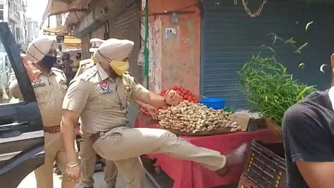 சாலையோர வியாபாரியின் காய்கறிக்கூடையை எட்டி உதைத்து அராஜகம்... பஞ்சாப் போலிஸ் சஸ்பெண்ட்!