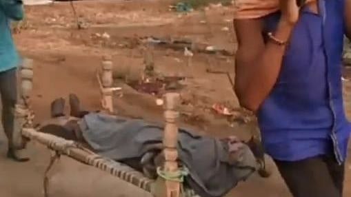 இறந்த மகளின் உடலை 35 கி.மீ தூரம் கட்டிலில் சுமந்துசென்ற தந்தை... இந்த அவலத்திற்கு எப்போதுதான் தீர்வு?