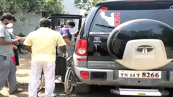 சொந்த காரிலேயே கொரோனா  நோயாளிகளை மருத்துவமனைக்கு அழைத்து சென்ற தி.மு.க தொண்டர்: பொதுமக்கள் நெகிழ்ச்சி!