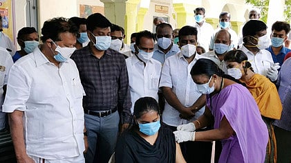 “தடுப்பூசி இல்லை என்று ஒருவரைக் கூட திருப்பி அனுப்பக்கூடாது” - அமைச்சர் பொன்முடி அறிவுறுத்தல்!