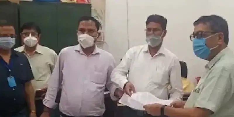 “கொரோனா பேரிடரிலும் அநாகரிகமாக நடந்து கொள்ளும் யோகி அரசு”: உ.பி-யில் 16 மருத்துவர்கள் கூண்டோடு ராஜினாமா!