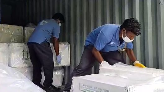 தீவிரமடையும் கொரோனா: 1.2 லட்சம் டோஸ் கோவாக்சீன் தமிழகம் வருகை - தடுப்பூசிகள் வாங்க தமிழக அரசு நடவடிக்கை!