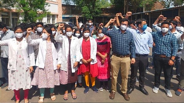 “வேலை நிறுத்தம் சட்டவிரோதமா?” : நீதிமன்ற கருத்துக்கு எதிர்ப்பு.. ம.பி-யில் 3,000 மருத்துவர்கள் ராஜினாமா!