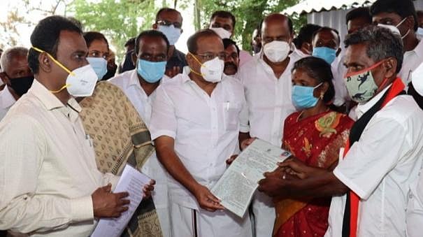 விண்ணப்பித்தவரின் வசிப்பிடத்துக்கே சென்று வீட்டுமனைப்பட்டா வழங்கிய அமைச்சர்... பயனாளிகள் நெகிழ்ச்சி!