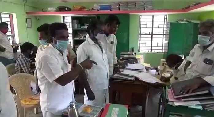 “விவசாயிகளின் மனுவை வாங்க மறுத்த அதிமுக நிர்வாகி”: கூட்டுறவு வங்கி கடனை உறவினர்களுக்கு வழங்குவதாக புகார்!