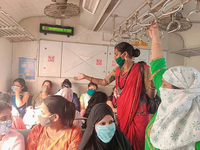 “ரயிலில் பிச்சையெடுத்து கேமரா வாங்கினேன்... இன்று பத்திரிகை புகைப்படக்காரர்” - அசத்தும் திருங்கை சோயா!