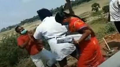 ஆக்கிரமிப்புகளை அகற்றிய அதிகாரிகளை உருட்டுக்கட்டையால் தாக்கி பா.ஜ.க பிரமுகர் அராஜகம்... இருவர் கைது!